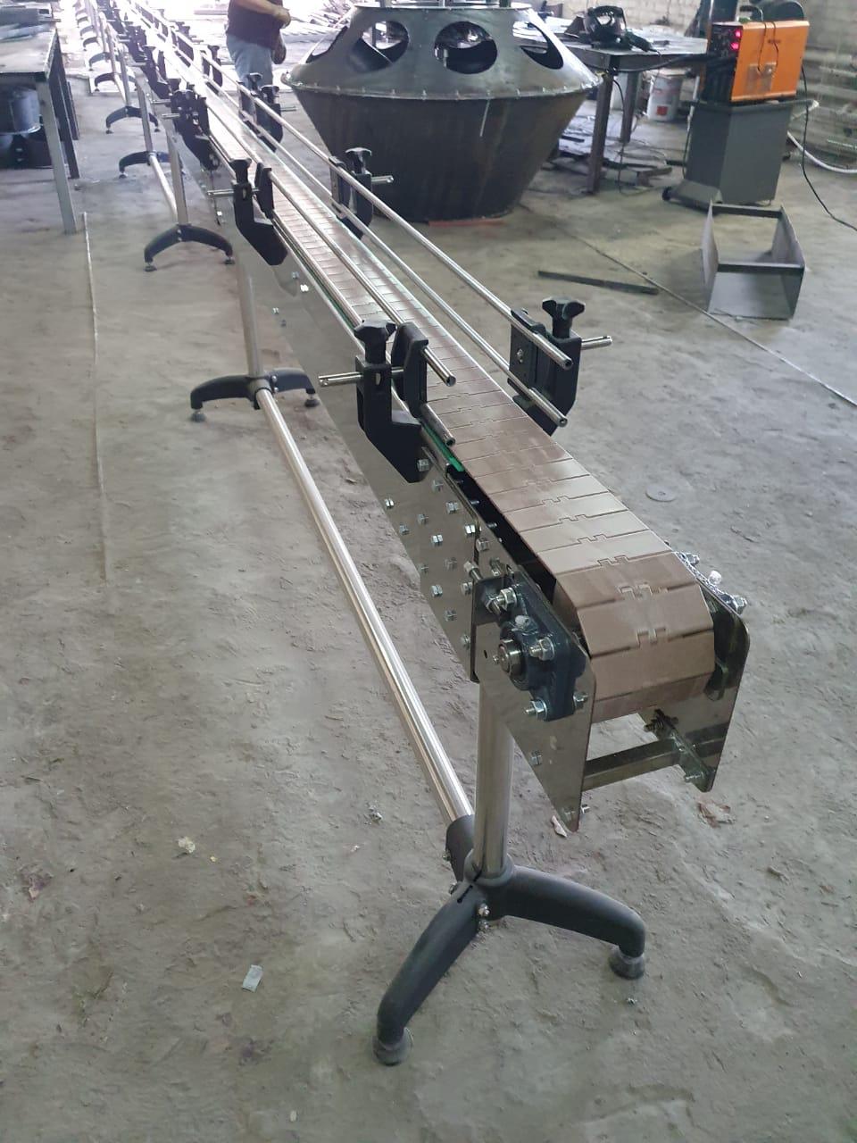 Ленточный конвейер с модульной лентой для баночек