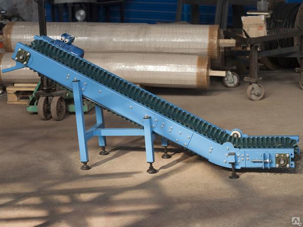 L-образный ленточный транспортер с гофробортами