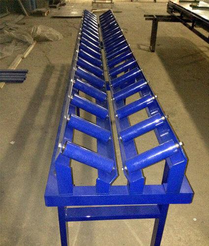 Рольганг для подачи труб с вращением