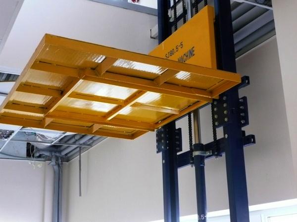 Вертикальный грузовой подъемник для склада